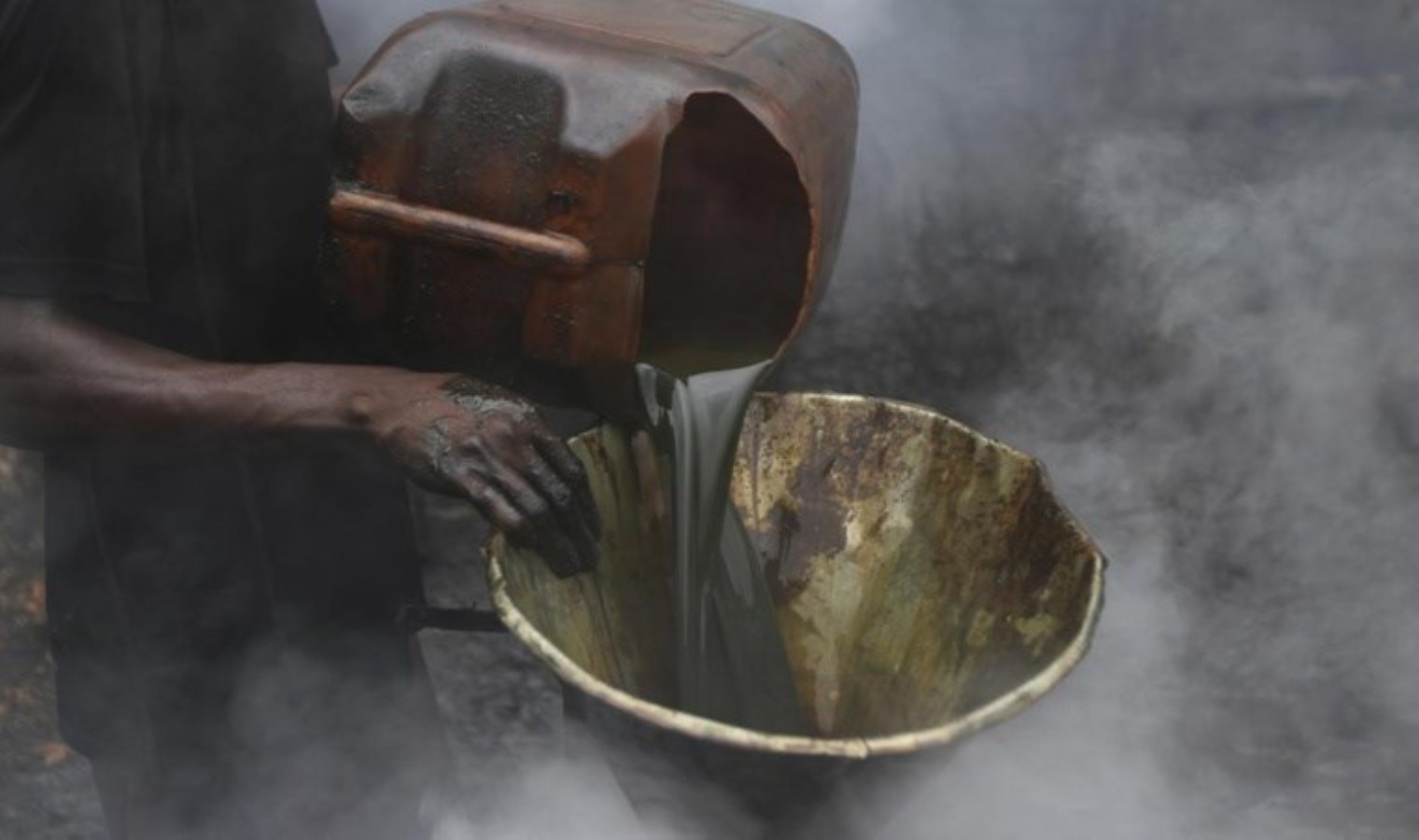 Nijerya’da milyonlarca litre çalıntı ham petrole el konuldu