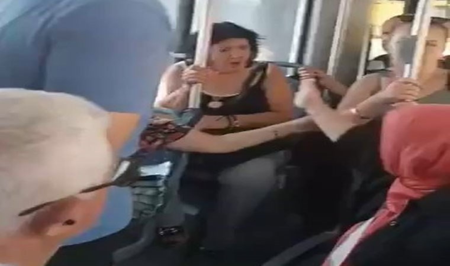 Otobüste yer kavgası: ‘Raporluyum vururum seni’