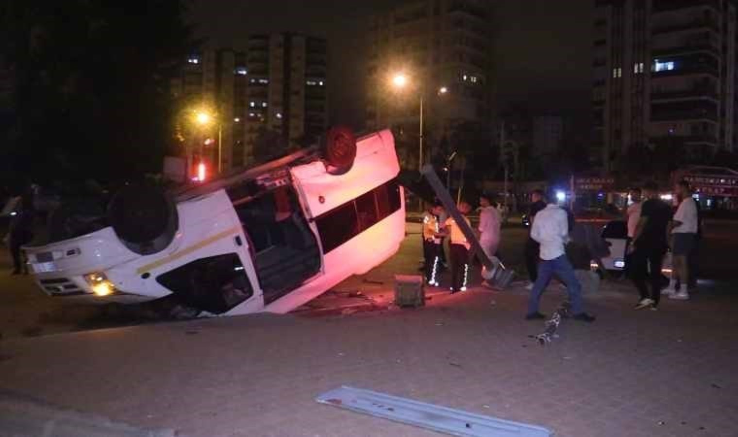 Otomobil ile minibüs çarpıştı: 2 yaralı