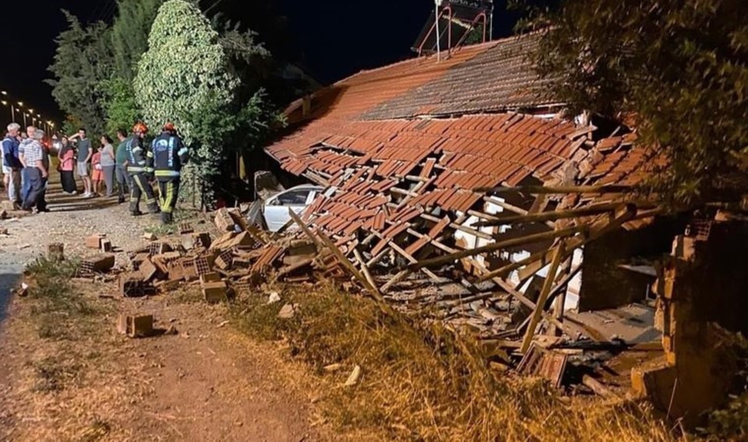 Otomobil kontrolden çıktı… Eve girdi!