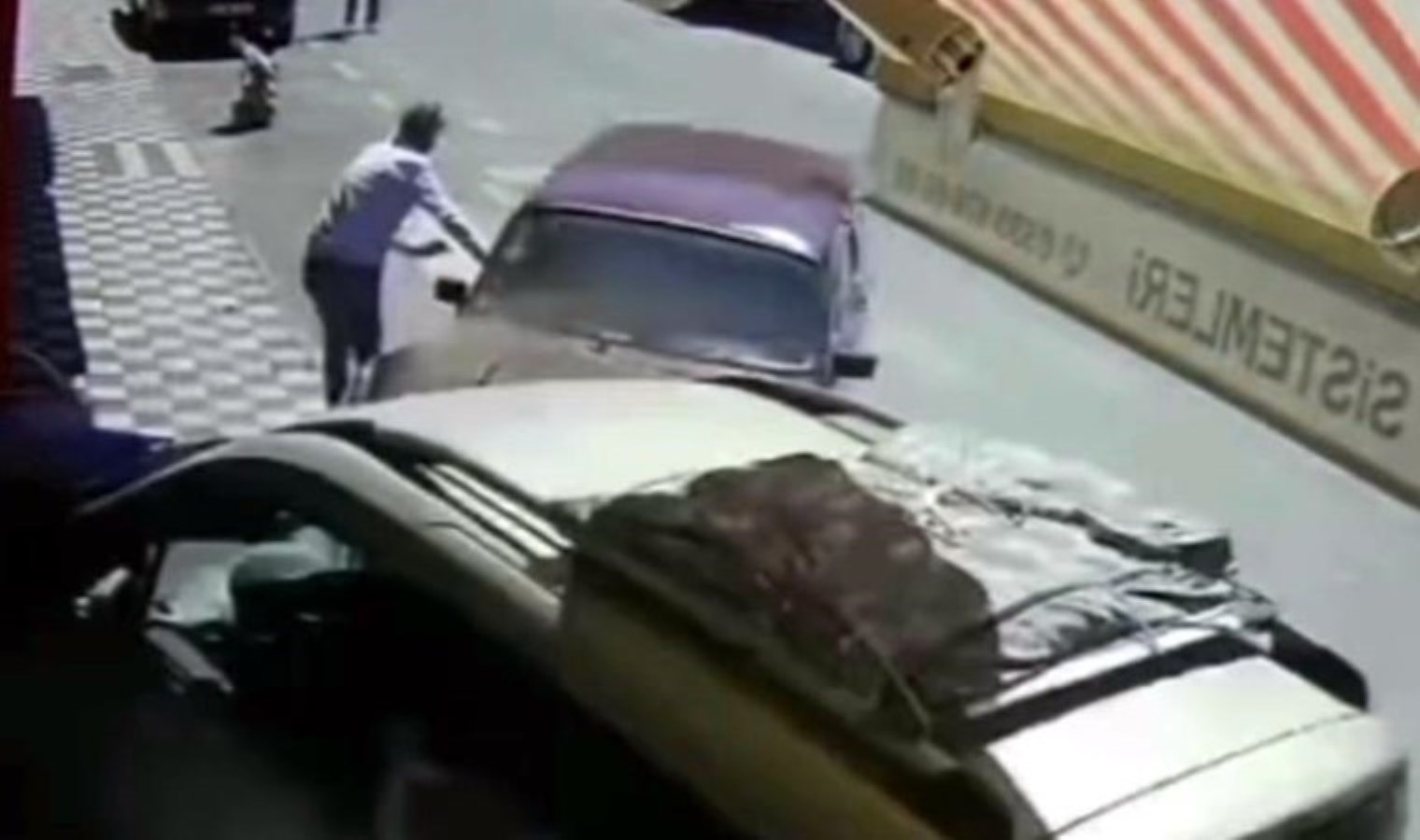 Otomobilin altında kalmaktan saniyelerle kurtuldular