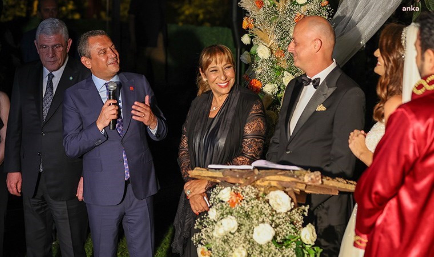 Özgür Özel, gazeteci Serap Belovacıklı ve İYİ Parti İzmir Milletvekili Ümit Özlale’nin düğün törenine katıldı