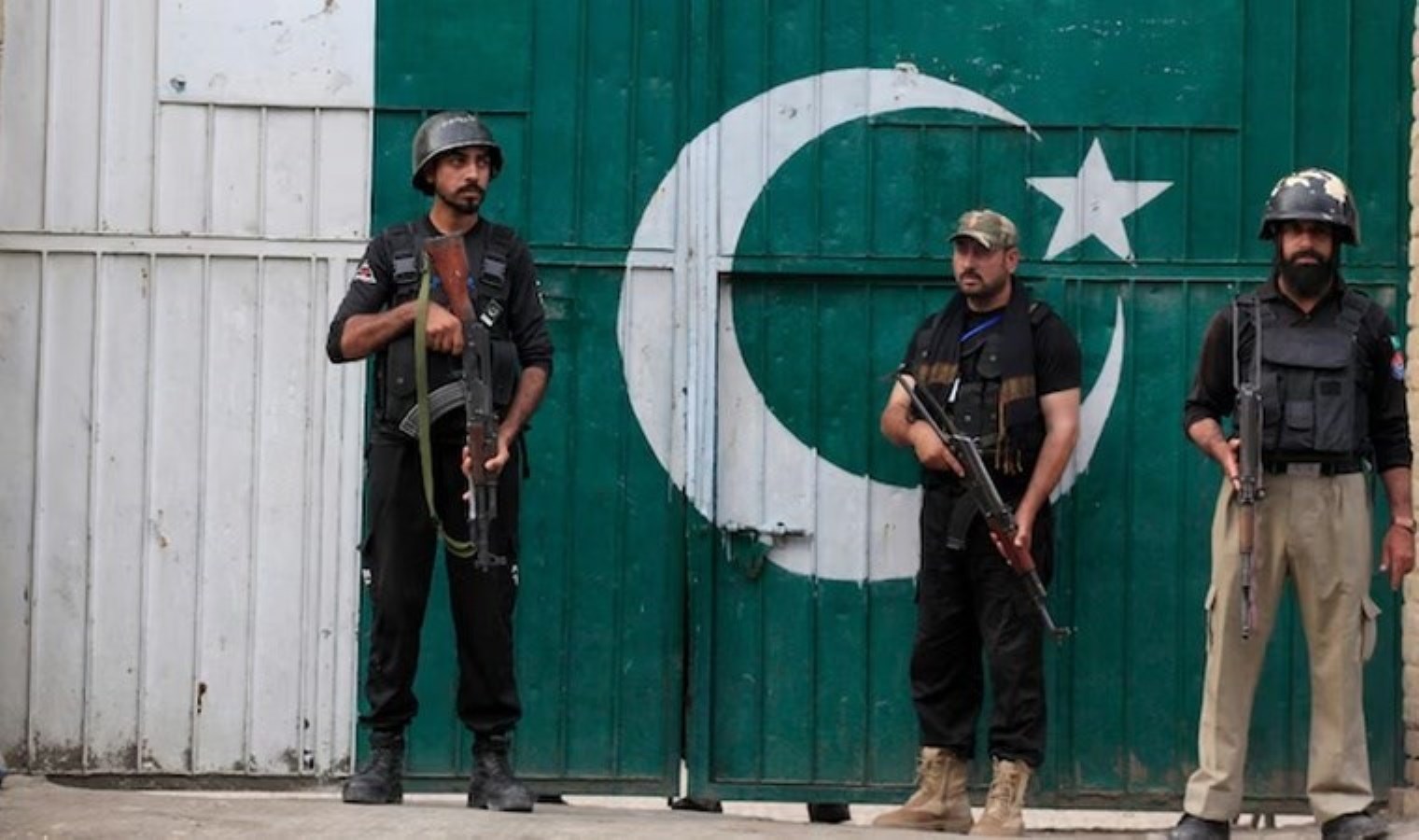 Pakistan’da askeri üsse intihar saldırısı: 8 asker hayatını kaybetti