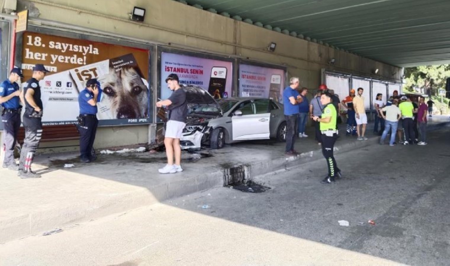 Pendik’te 4 aracın karıştığı zincirleme kazada bir araç durağa daldı: 1 yaralı