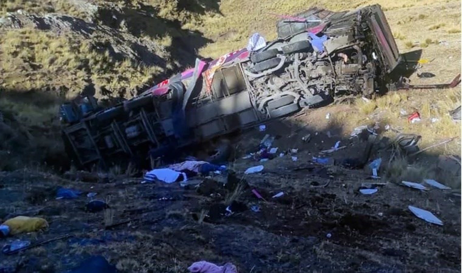 Peru’da otobüs uçuruma yuvarlandı: 21 ölü