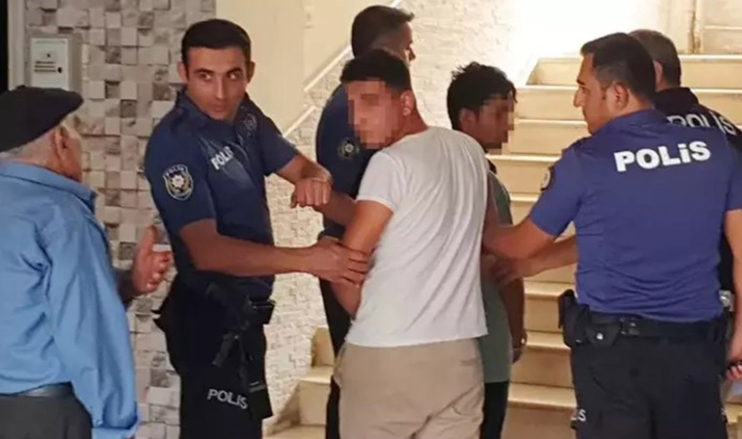 ‘Polisiz’ diyerek evine girdikleri kadını gasbettiler