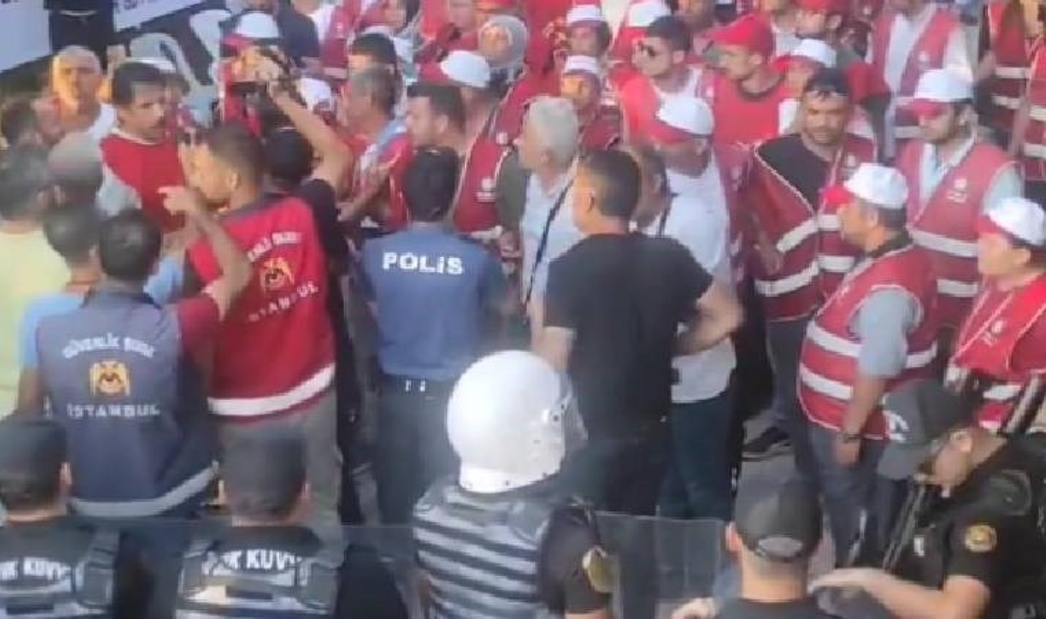 Polonez işçilerine polis müdahalesi: İşçiler yaralandı