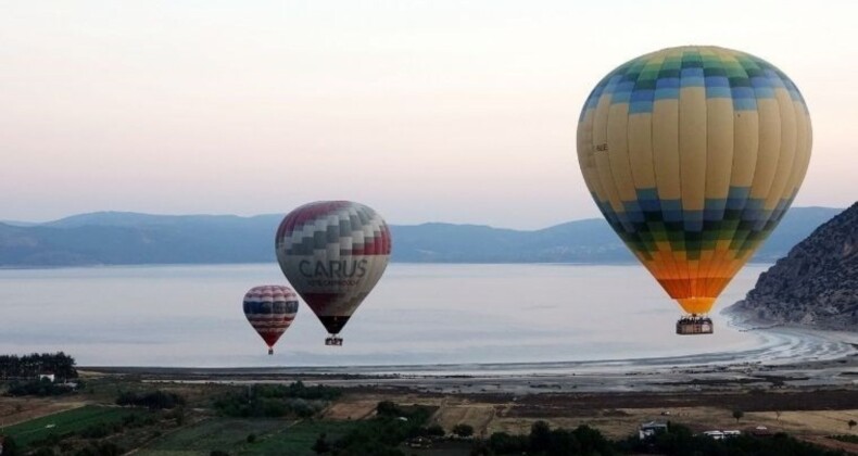 Salda Gölü’nün güzelliğini, sıcak hava balonlarıyla keşfettiler