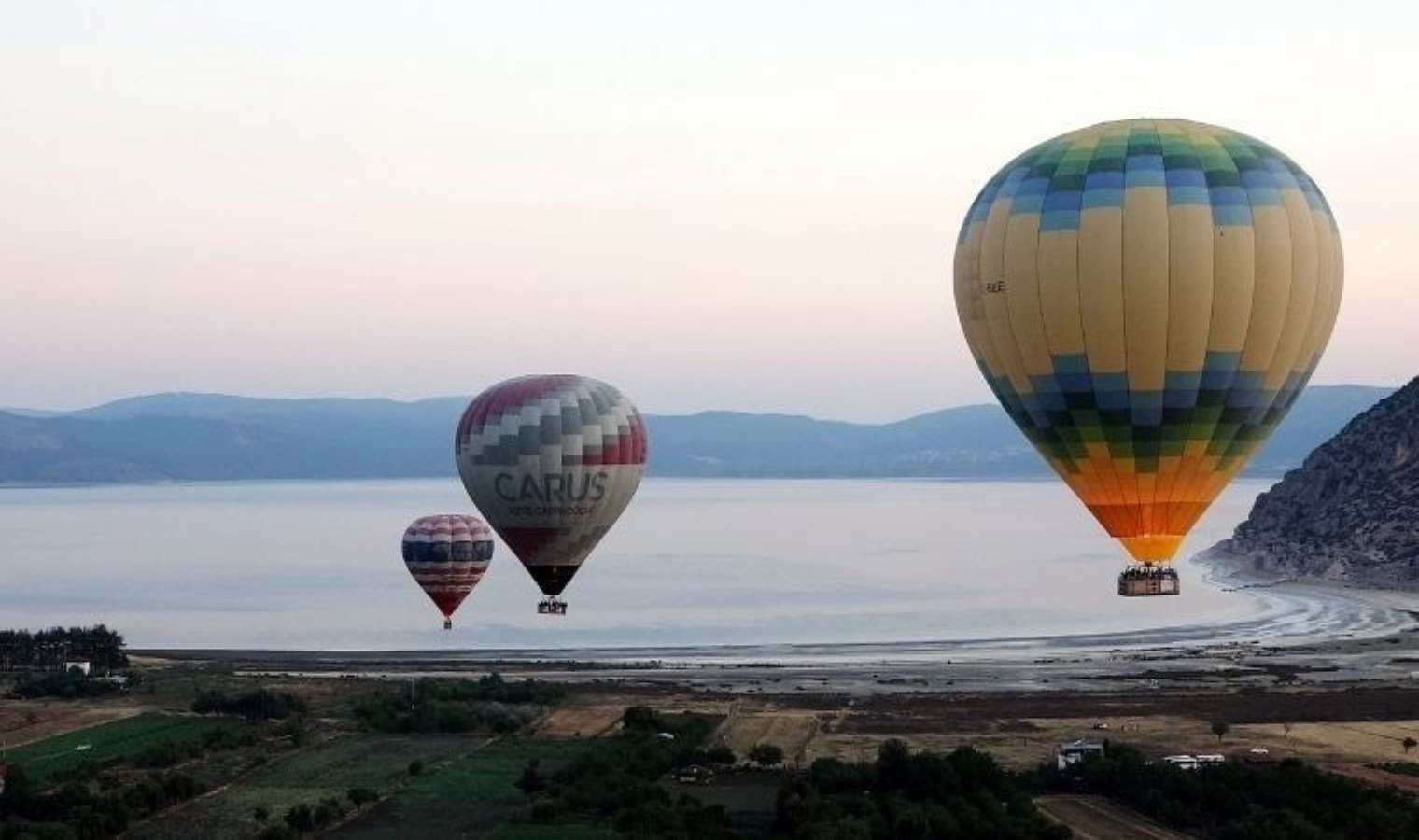Salda Gölü’nün güzelliğini, sıcak hava balonlarıyla keşfettiler