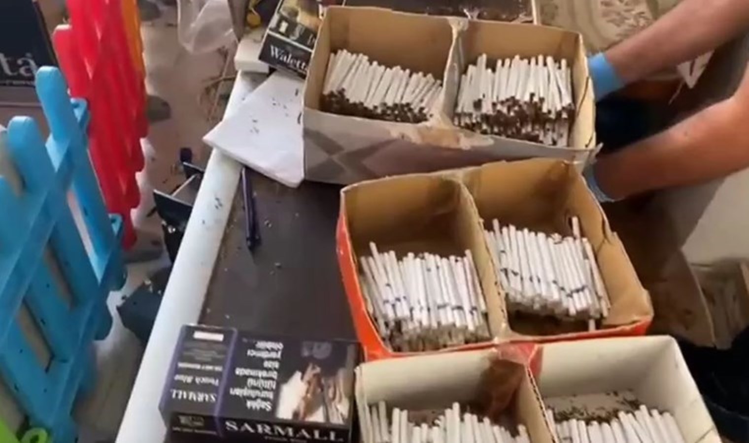 Samsun’da kaçak sigara üreten abla kardeşe gözaltı