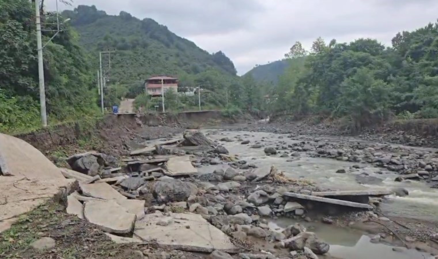 Samsun’da sağanak yağış etkili oldu, yol çöktü!