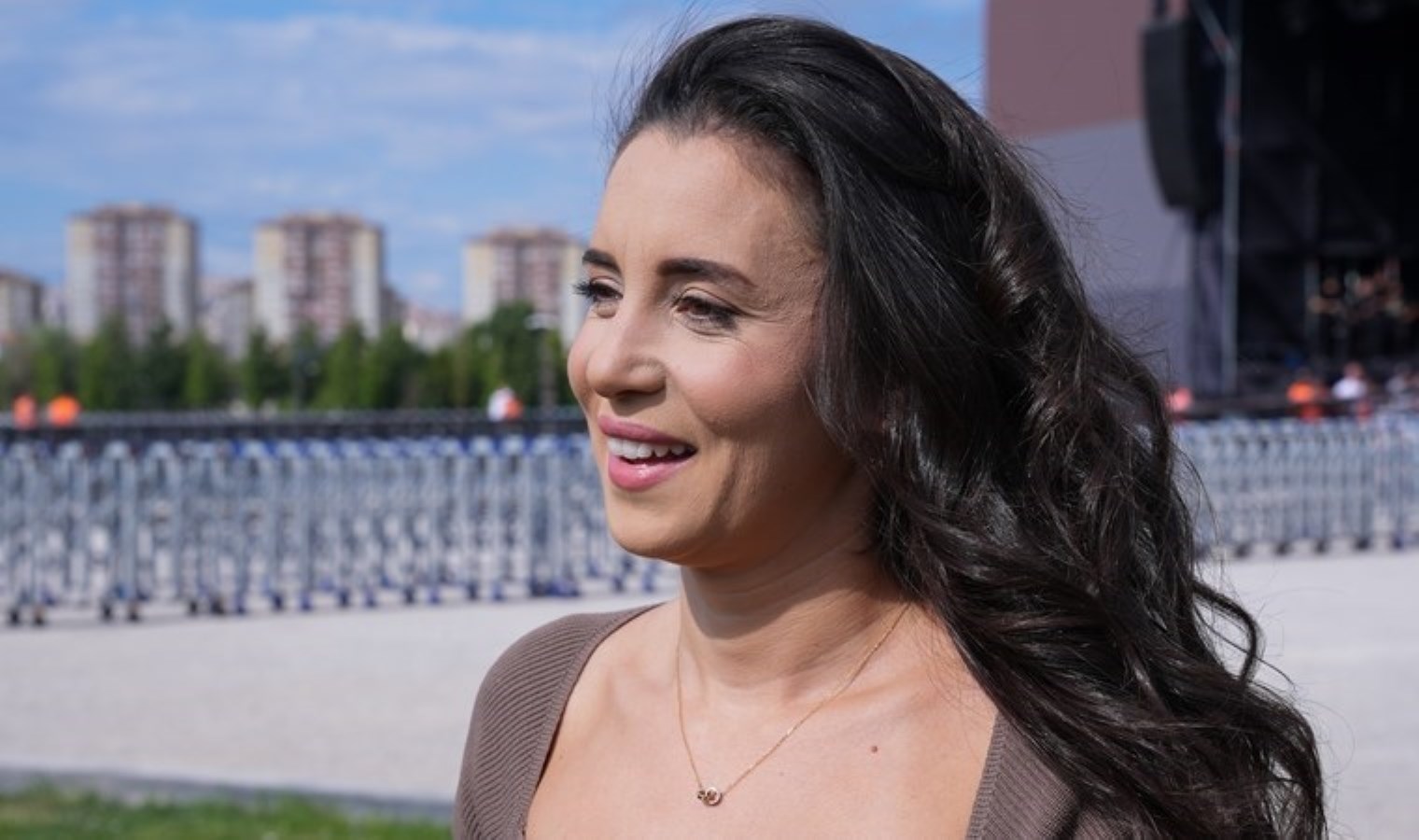 Sanatçı Karsu ve ailesinden depremden etkilenen Hatay’a destek