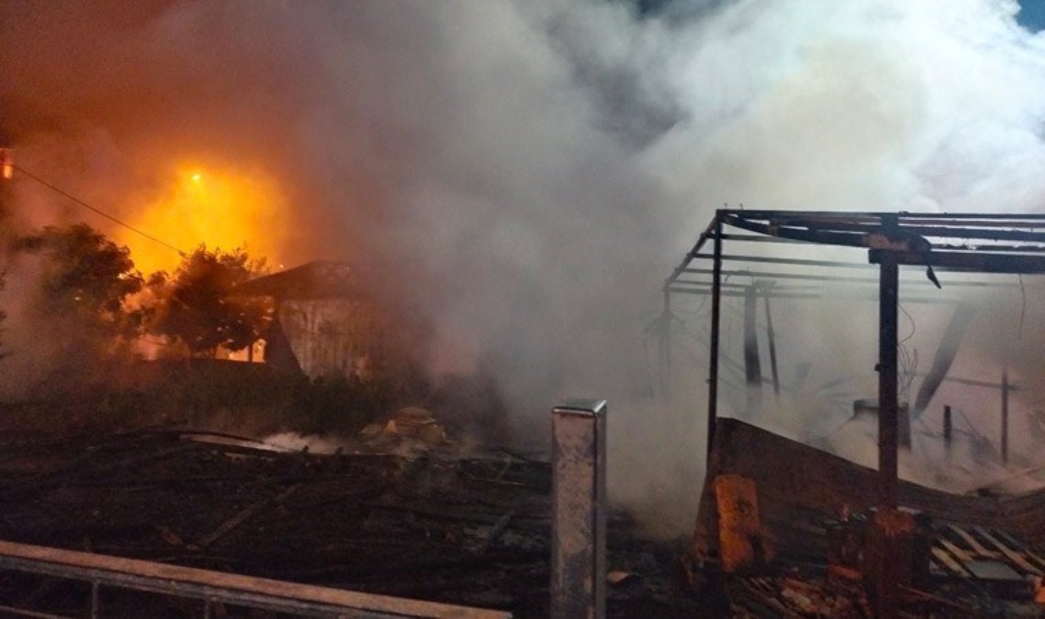 Sancaktepe’de ahır ve kümes alev alev yandı: 30 tavuk öldü