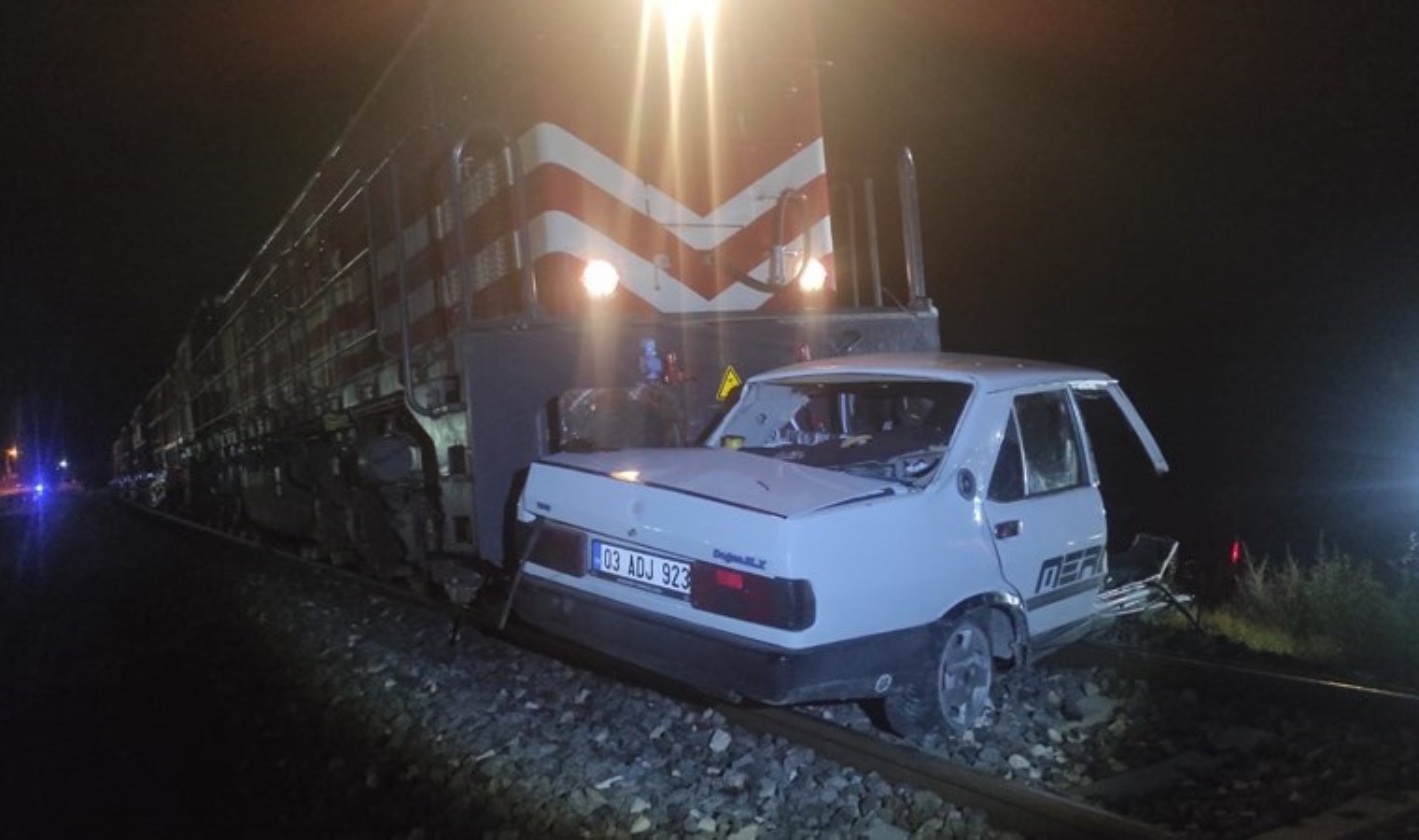 Şans eseri kurtuldu: Trenin çarptığı otomobil sürücüsü hafif yaralandı