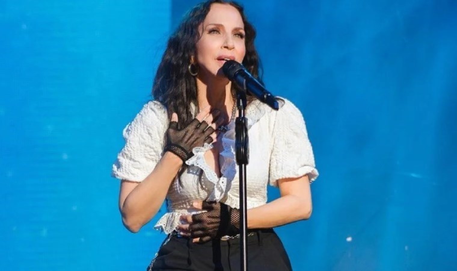 Sertap Erener’den sahnede AKP’nin ‘sokak hayvanları’ düzenlemesine tepki: ‘Bu yasa çalışmayacak!’