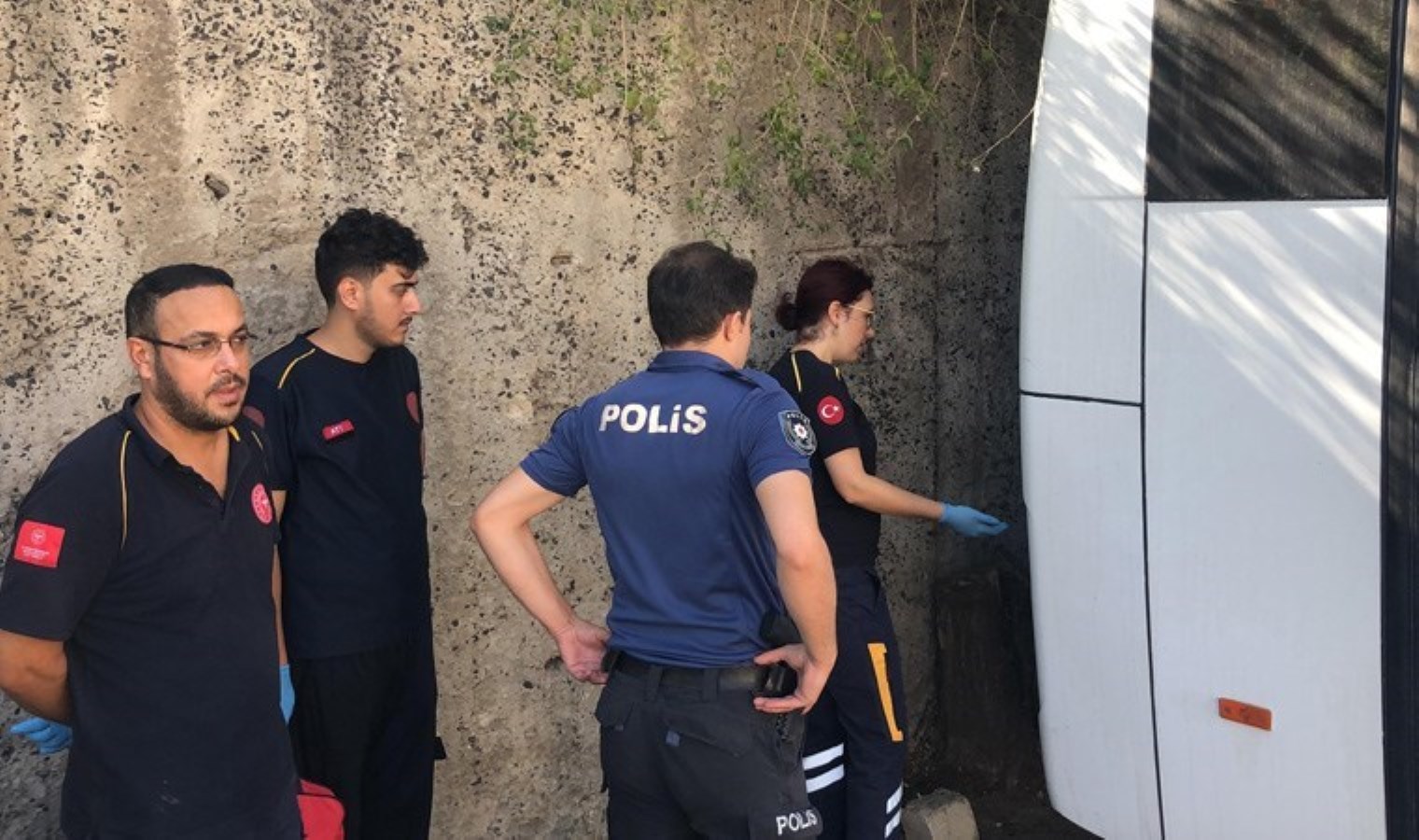 Servis şoförünü şoke eden görüntü: Bir kadın minibüsün bagajına girdi