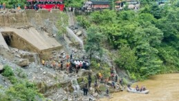 Şiddetli yağışlar heyelana yol açtı, iki yolcu otobüsü nehre sürüklendi!