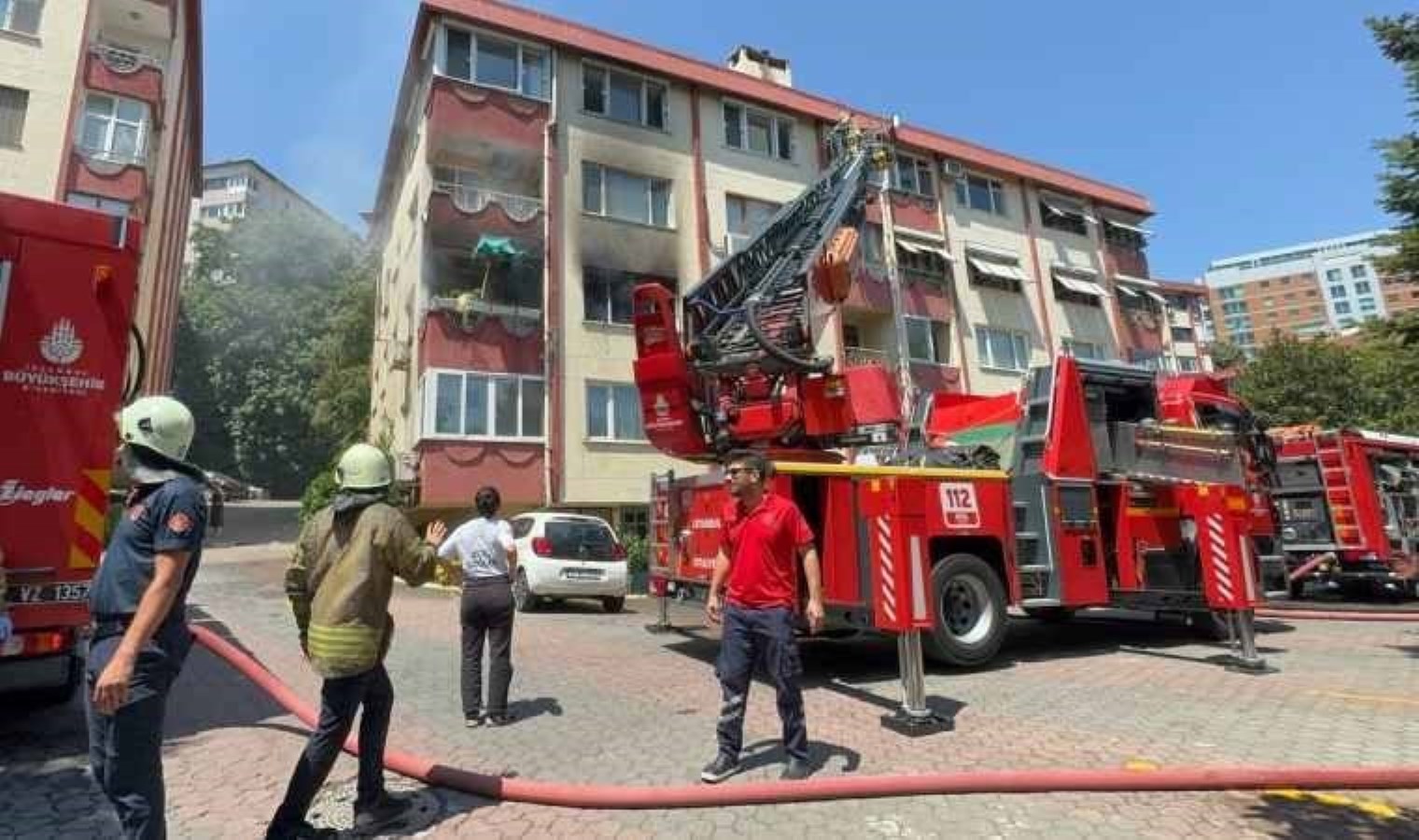 Şişli’de 4 katlı binada yangın!