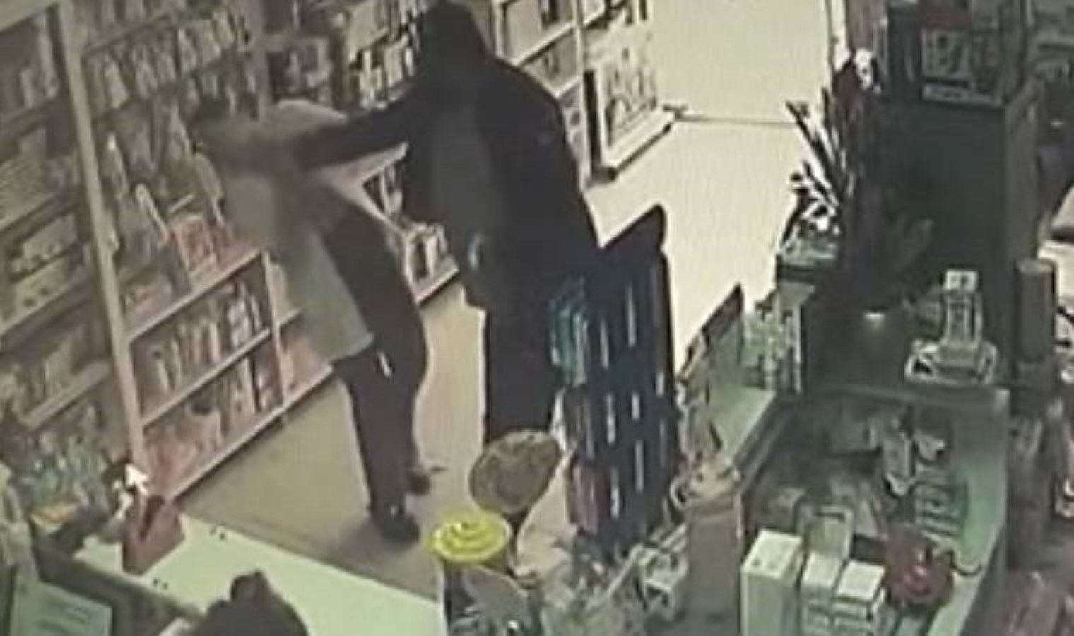 Stajyer eczacıya tokatlı saldırı