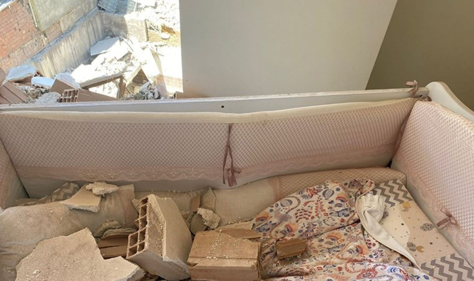 Sultangazi’de yıkım çalışması sırasında bitişikteki bina zarar gördü