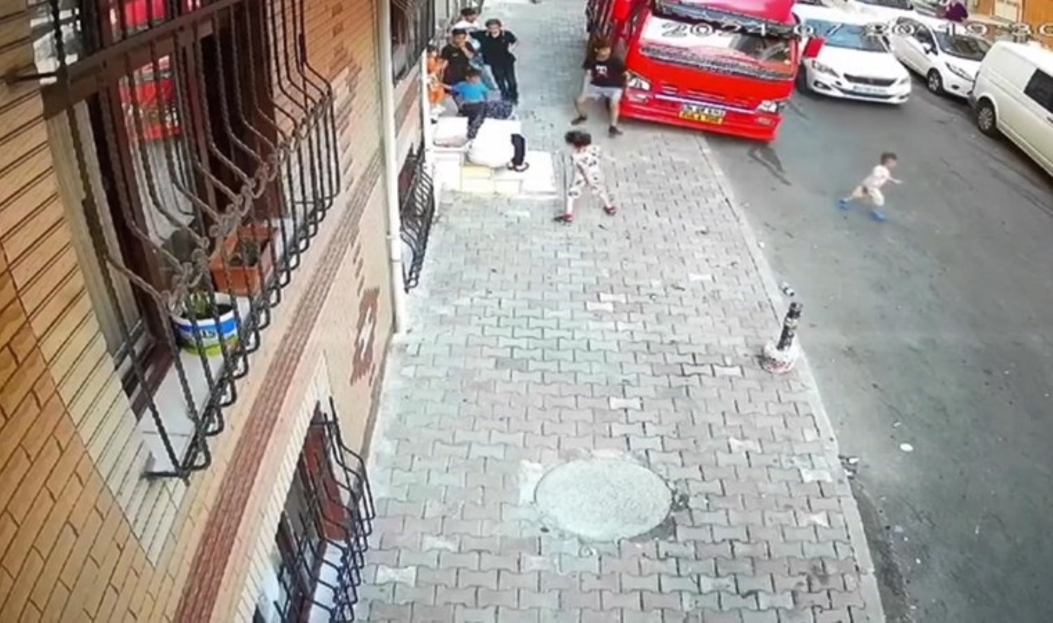 Sultangazi’de yola fırlayan çocuğa otomobil çarptı