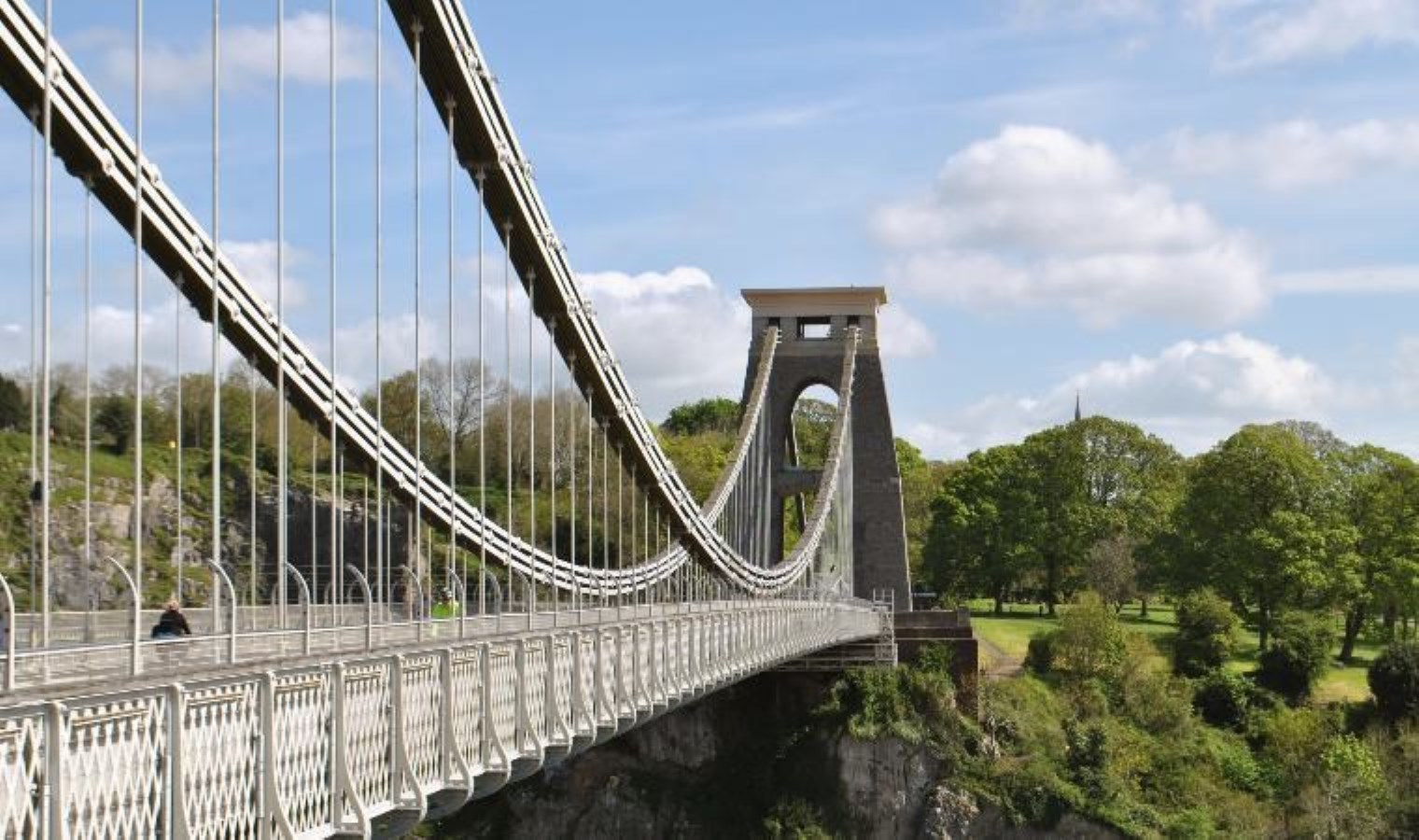 Tarihi köprünün altına şüpheli valiz bırakıldı… Valizin içinde insan kalıntıları bulundu!