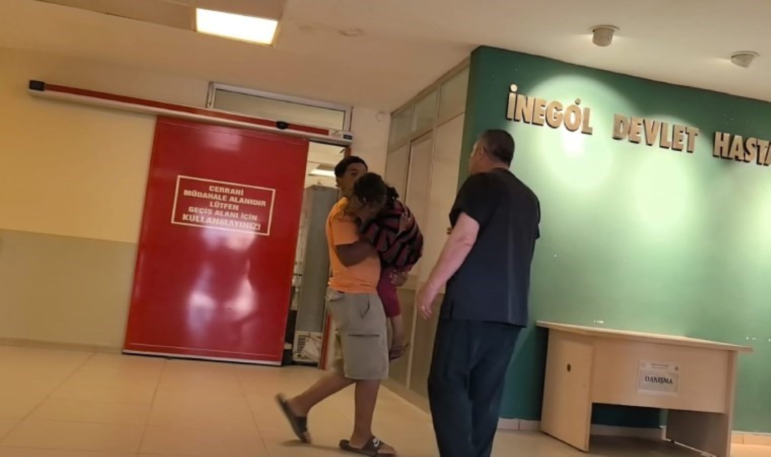 Tarlada oynarken düşen çocuğun göğsüne bıçak saplandı