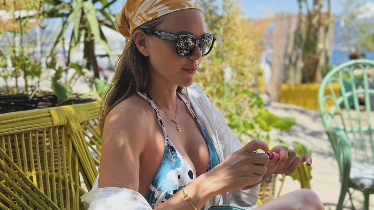 Taze anne oyuncu Aslı Enver’den bikinili pozlar geldi! Doğum kilolarından eser yok