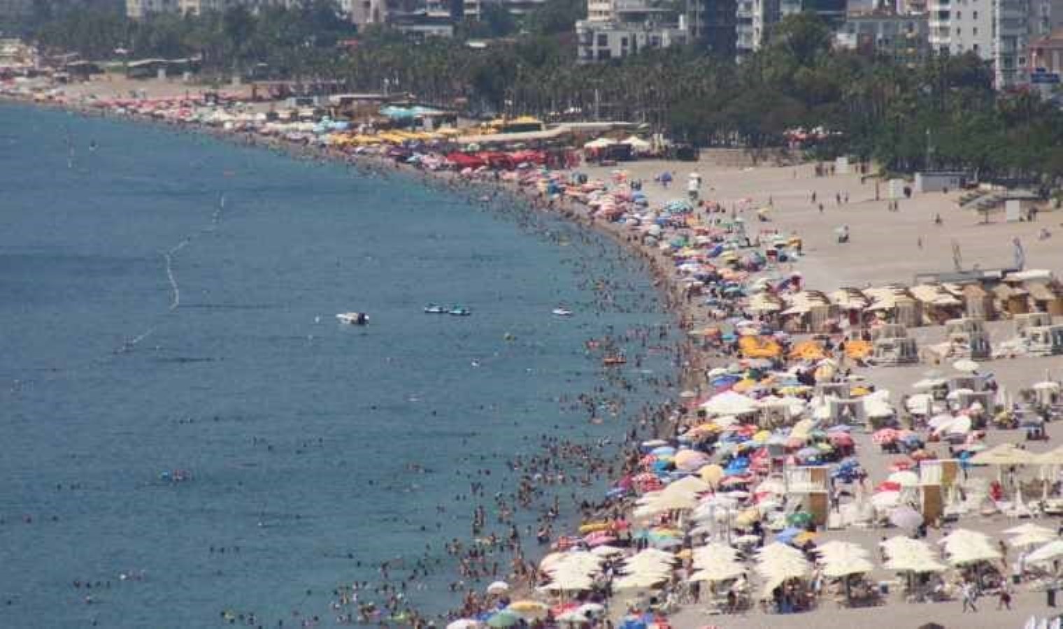 Termometreler 46 dereceyi gördü: Konyaaltı Sahili doldu