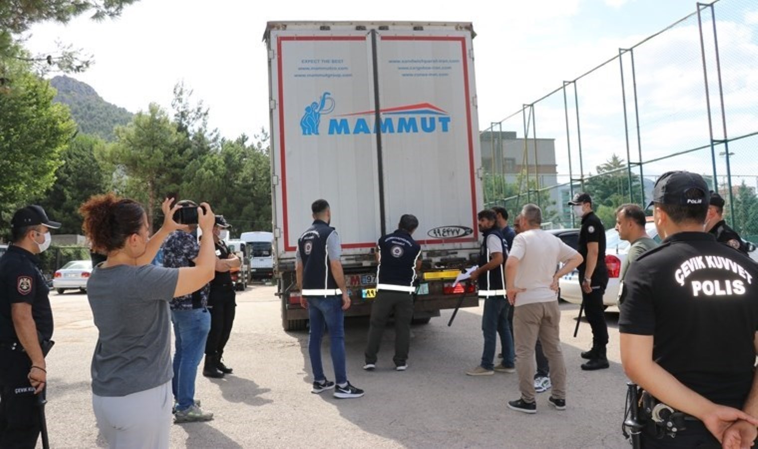 TIR’ın dorsesinde 23 kaçak göçmen yakalandı