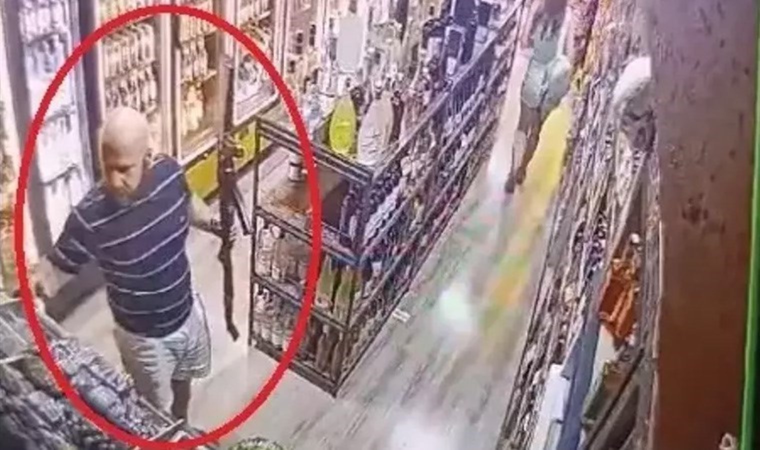 Tüfekle tekel bayisine girip sigara alan şüpheliye gözaltı