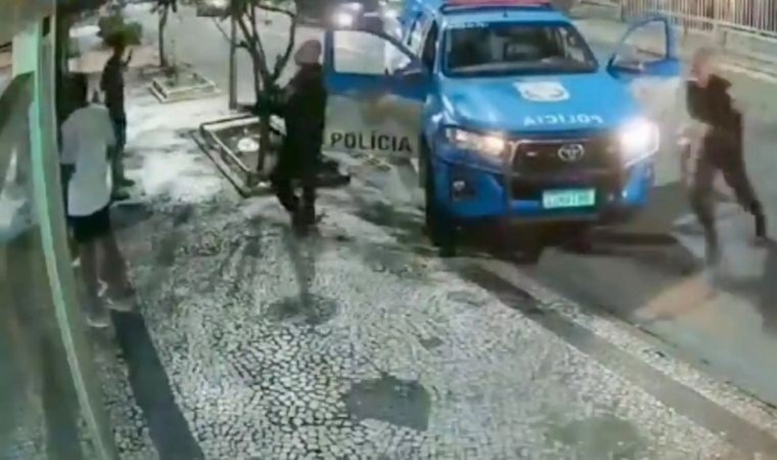 Üç ayrı ülkeden diplomatların çocuklarına silah çekildi