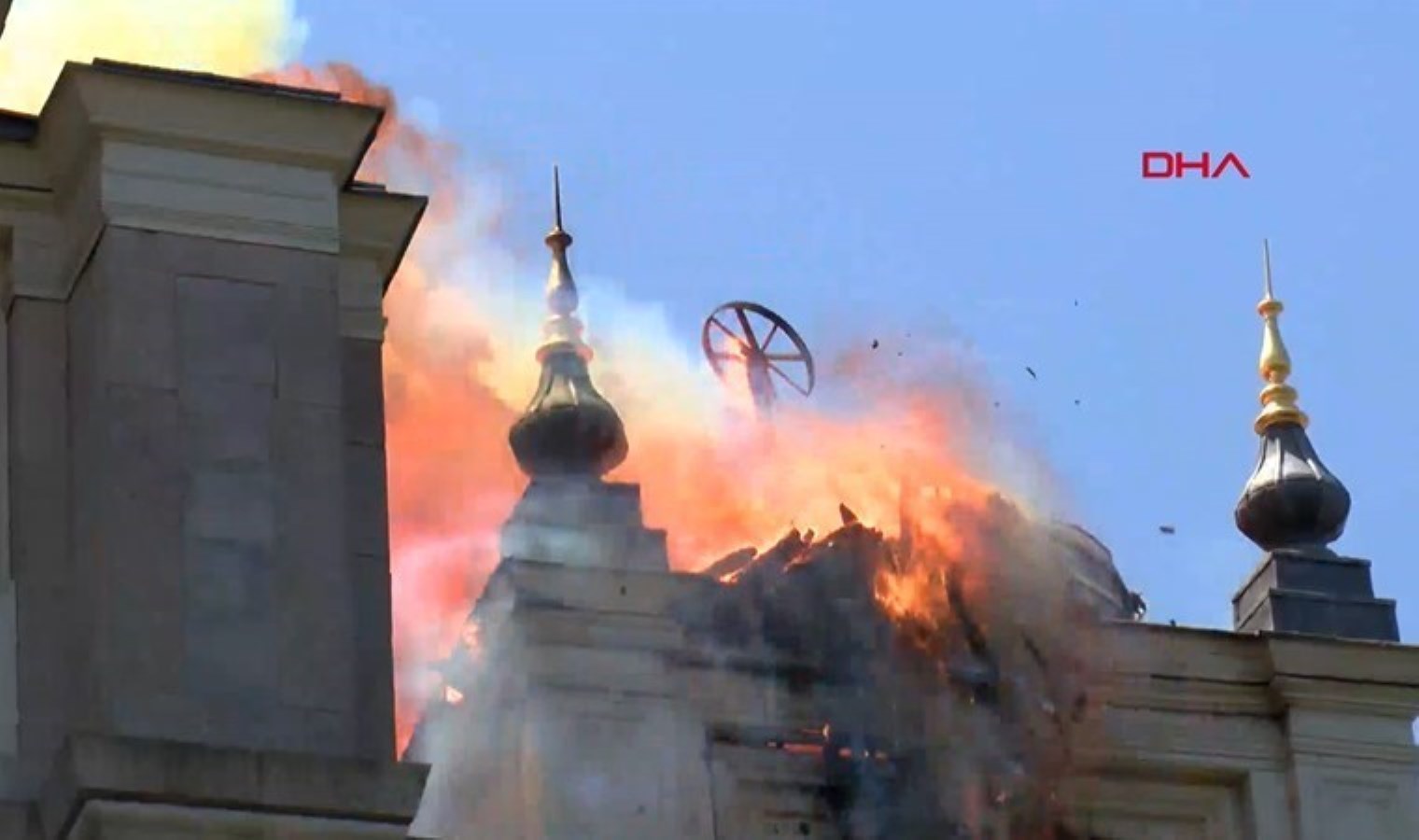 Üniversitede yangın… Tarihi bina alev alev: Kubbesi çöktü