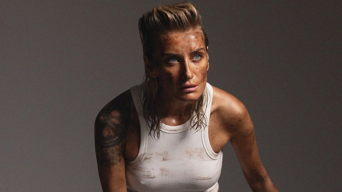 Ünlü Model Didem Soydan’ın cesur pozları bitmiyor! Bu defa gömleğinin düğmelerini sonuna kadar açtı