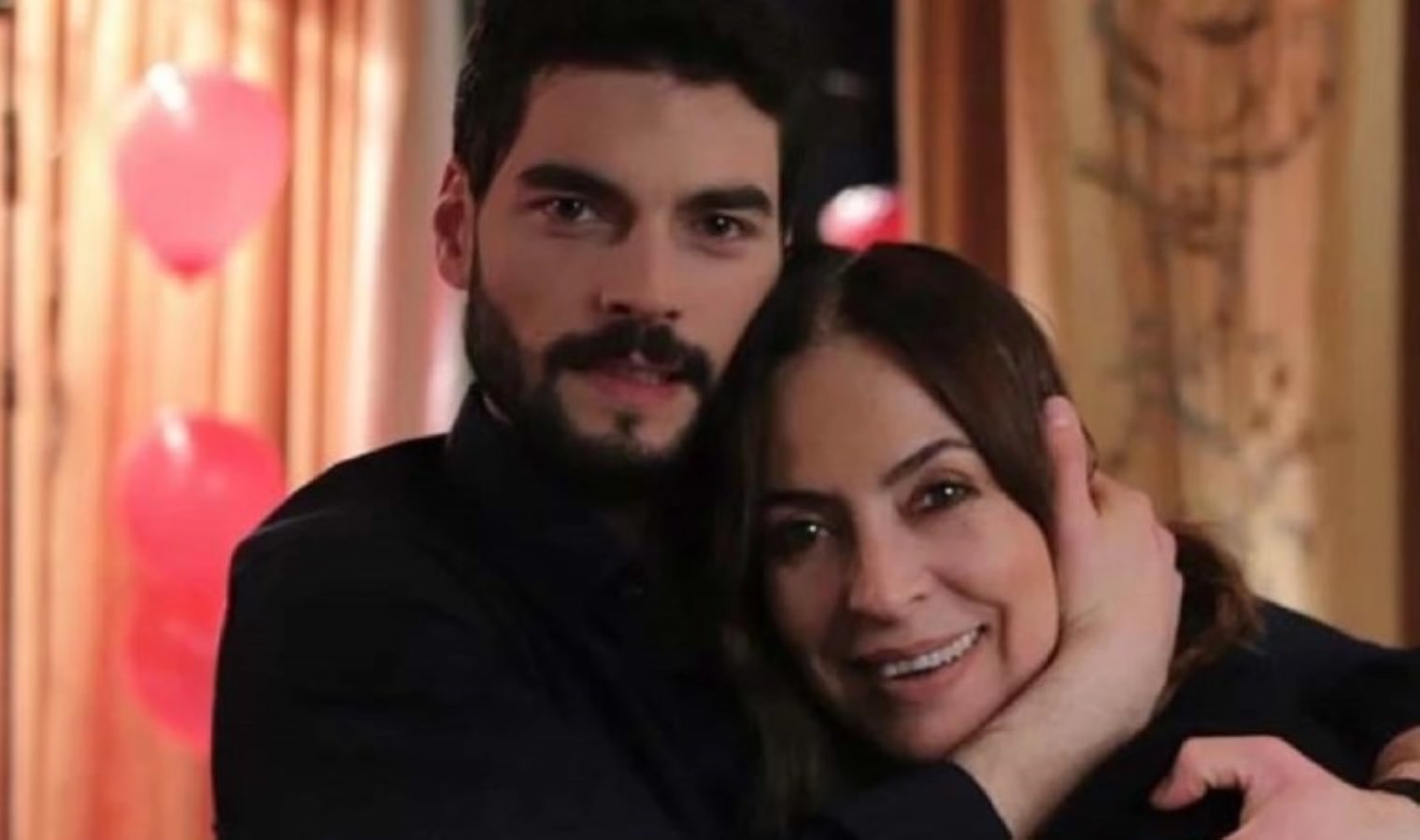 Ünlü oyuncu Akın Akınözü’nün acı günü: Annesi Özlem Akınözü hayatını kaybetti