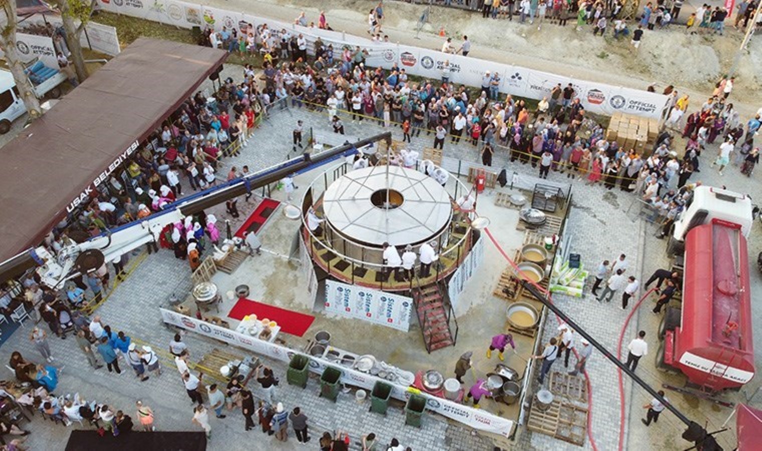 Uşak’ta pişirilen 30 bin 292 litre tarhana çorbası Guinness Rekorlar Kitabı’na girdi