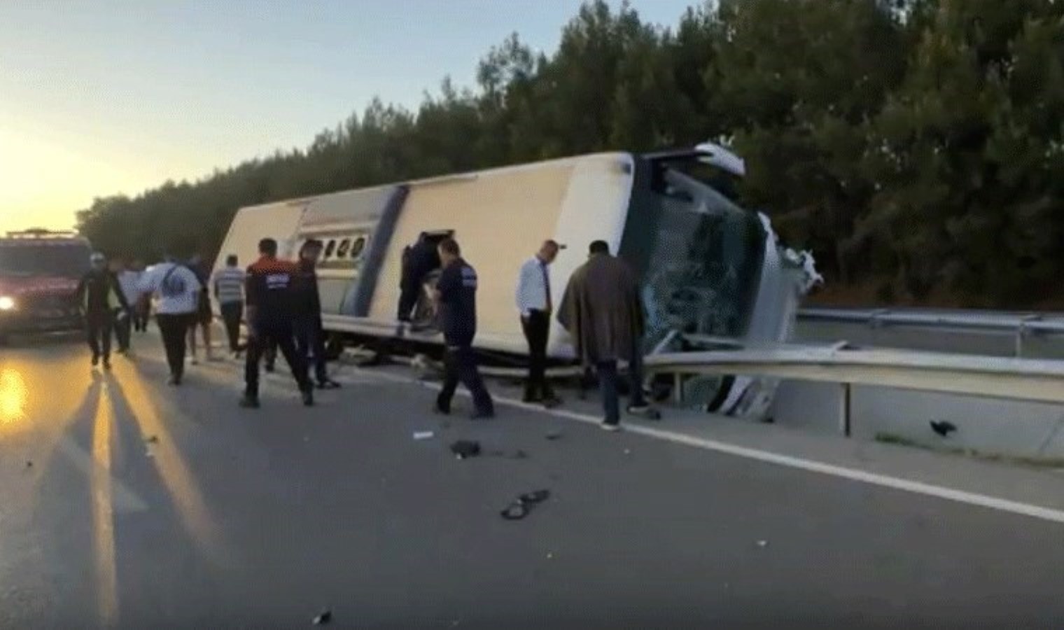 Uşak’ta yolcu otobüsü devrildi: 11 kişi yaralandı!