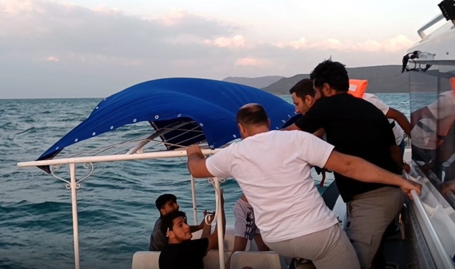 Van Gölü’nde panik anları: Deniz bisikletiyle açığa sürüklenen 10 kişiyi deniz polisi kurtardı