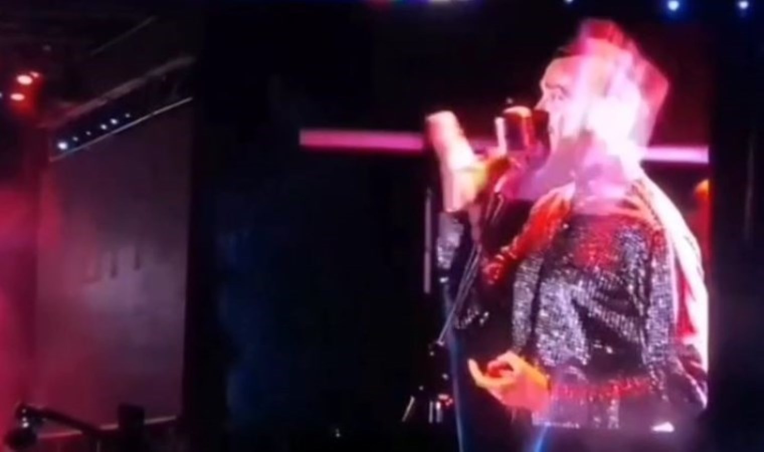 Van’da Cem Adrian’a çirkin saldırı: Konser sırasında şişe fırlattılar!