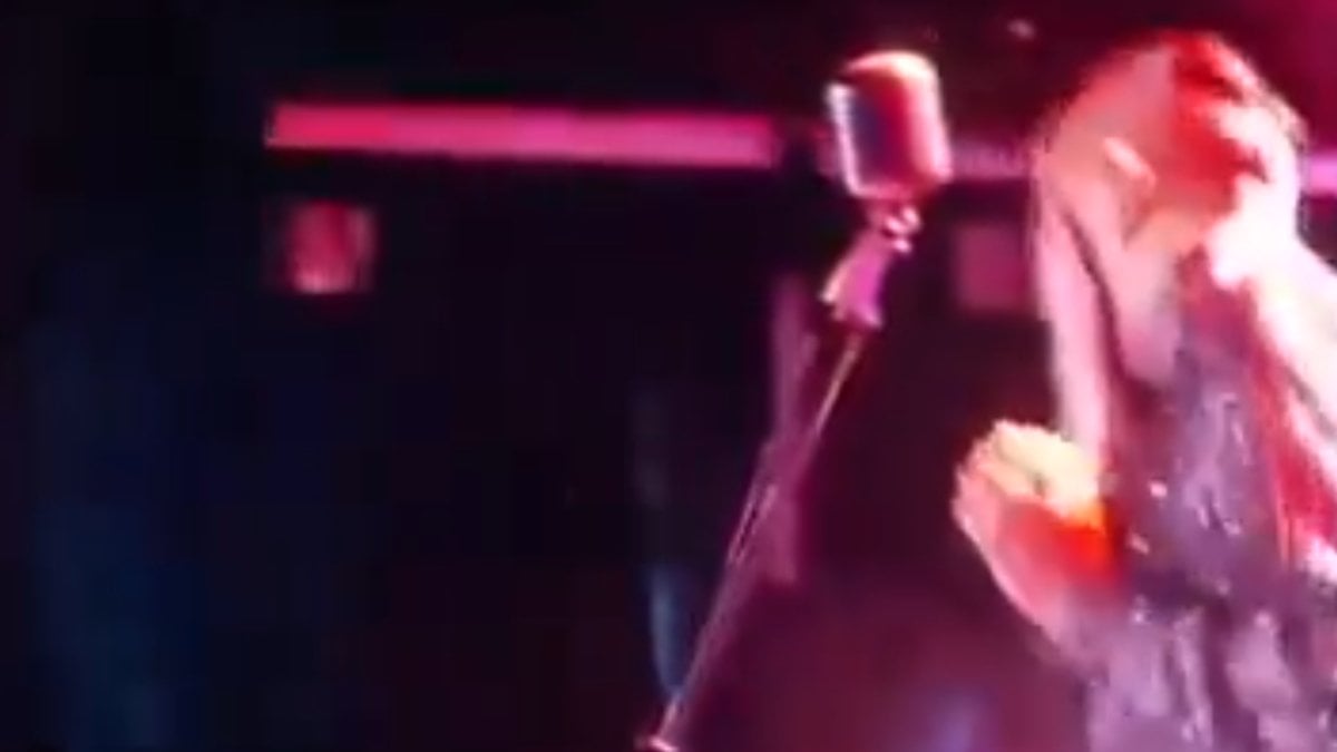 Van’da Cem Adrian’a pet şişe fırlattılar