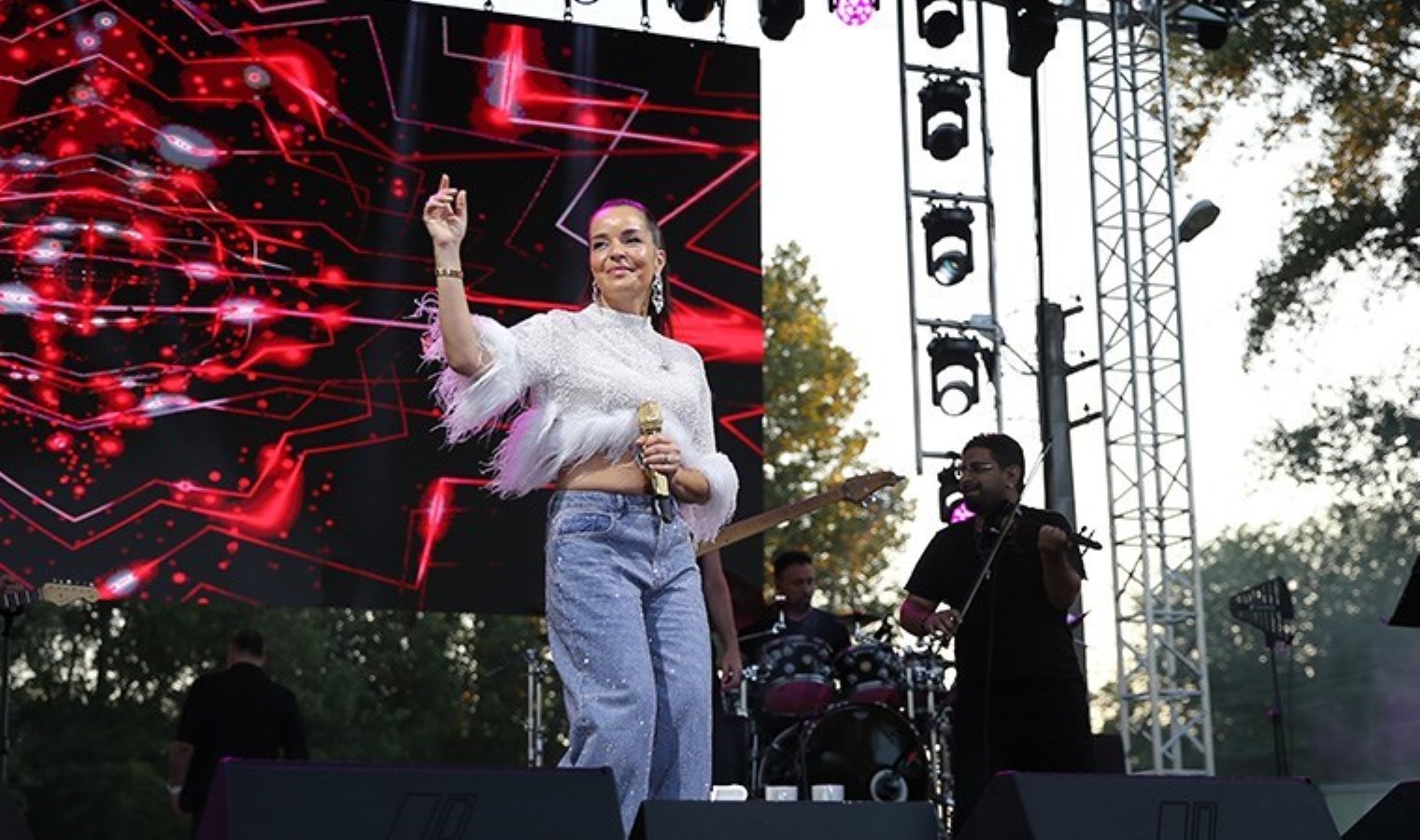 Van’da tepkilere neden olmuştu: Bengü’ye Edirne’de çiçek atıldı