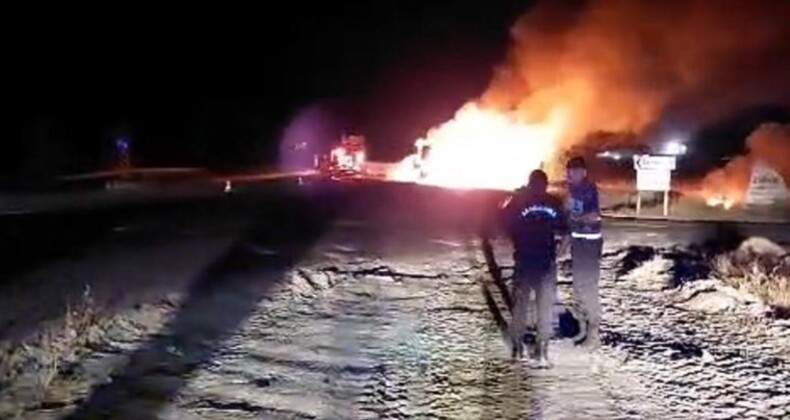 Yolda panik anları… Nevşehir’de seyir halindeki TIR alev alev yandı!