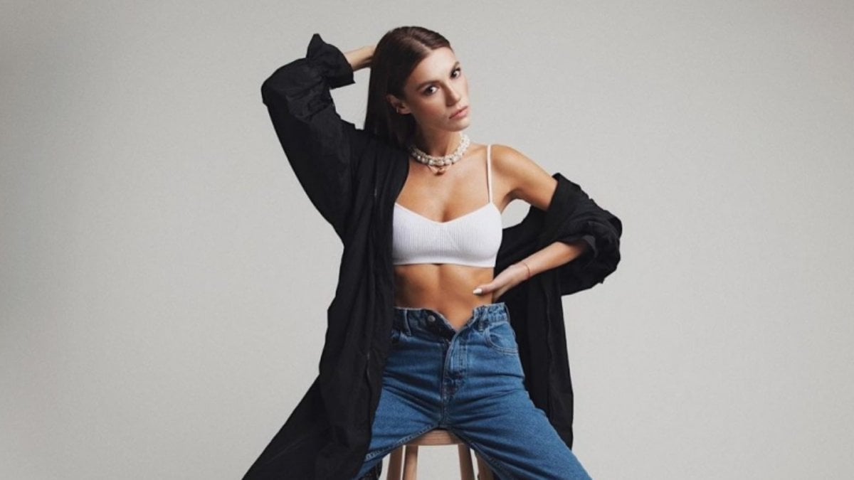 Yüsra Geyik bikinili pozlarını peş peşe sıraladı! ‘Ateş ediyorsun’