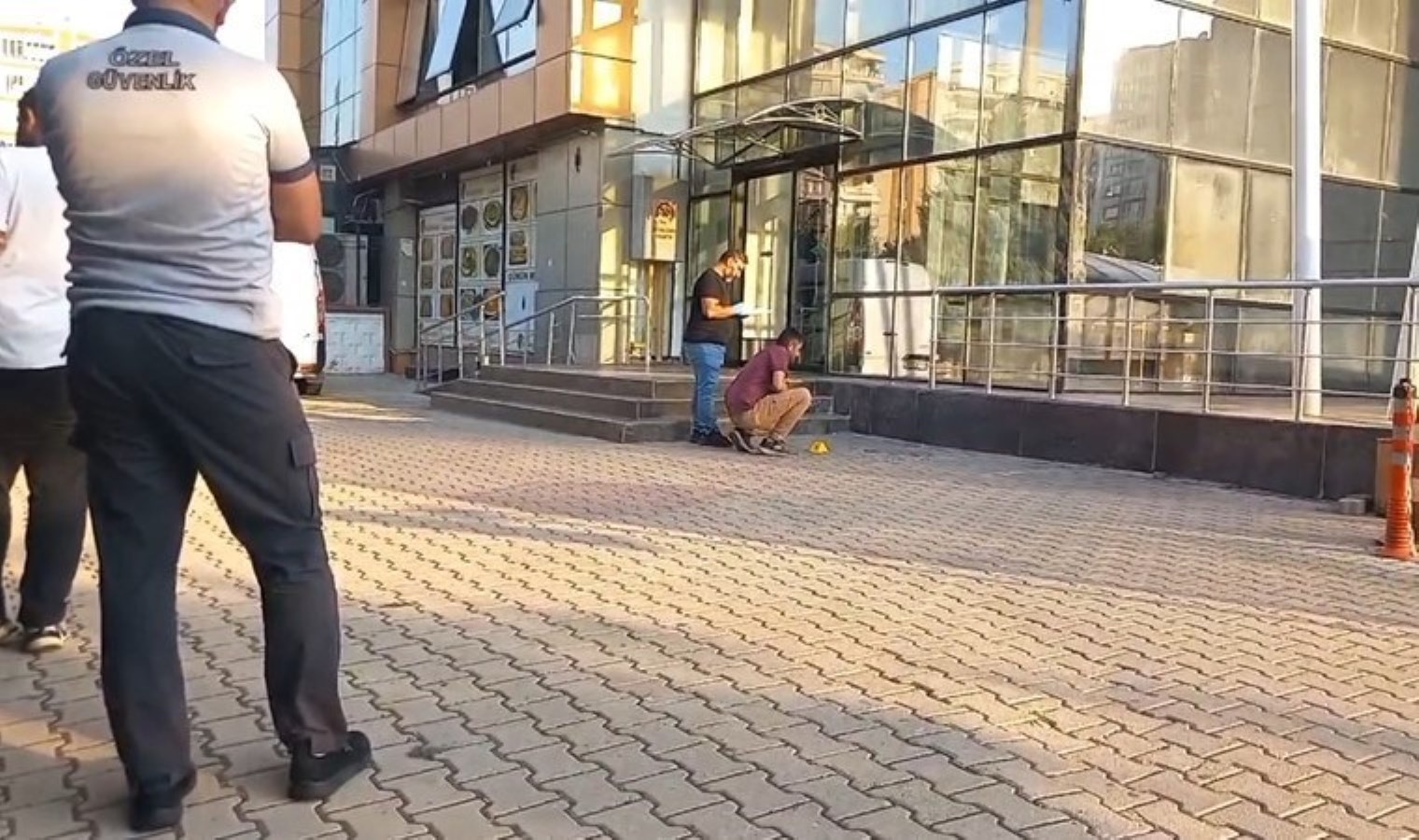 66 yaşındaki bayan yorgun mermiyle yaralandı