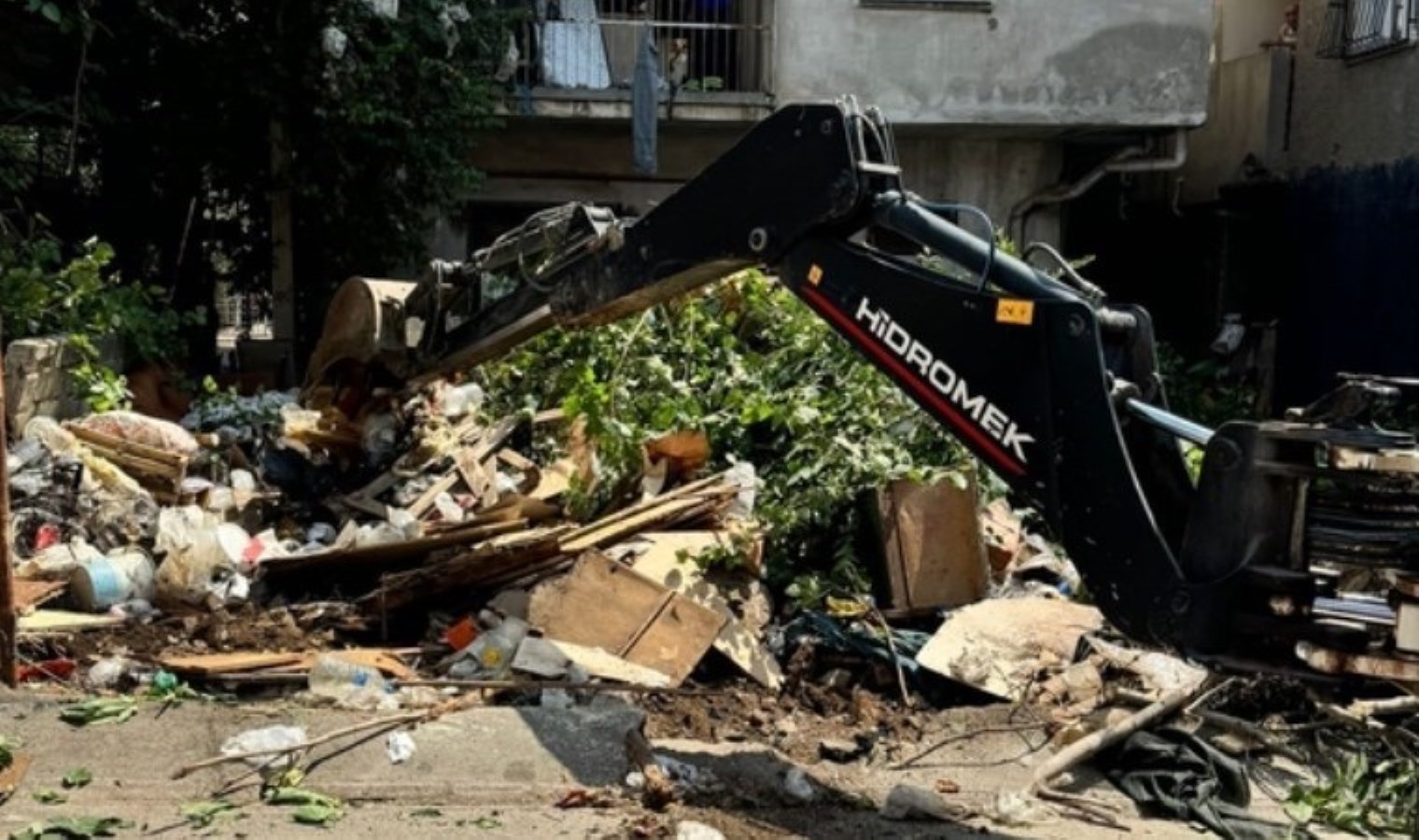 Adana’da Çöp Dolu Daire: 15 Kamyon Atık Temizlendi