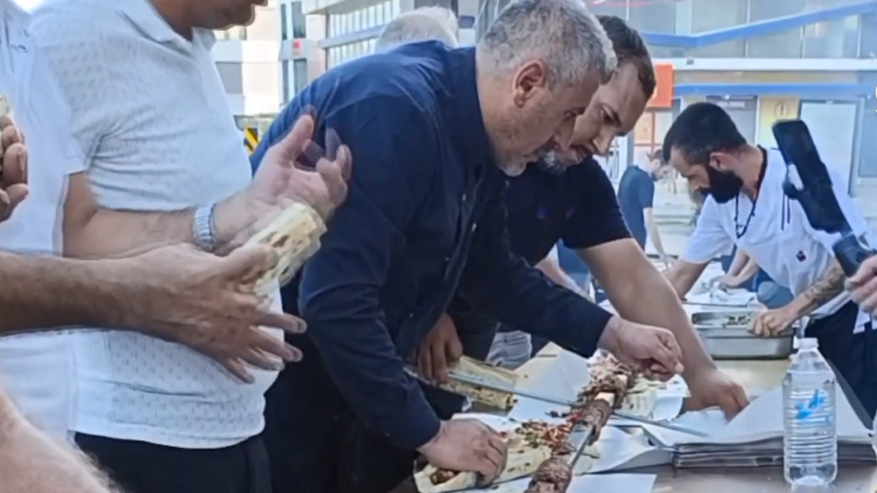 Adana’da kurallara uyan sürücülere kebap ikram edildi