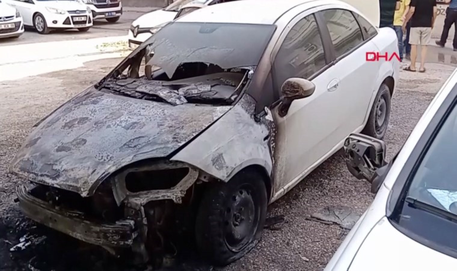 Adana’da park halindeki arabada yangın çıktı