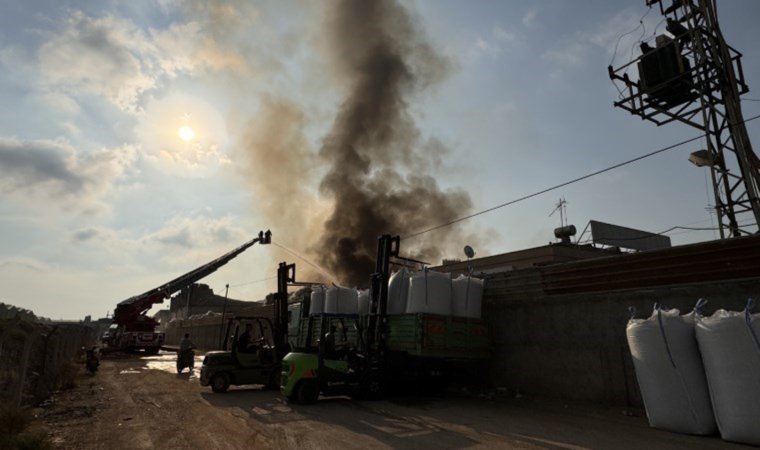Adana’daki Geri Dönüşüm Fabrikasında Yangın Çıktı