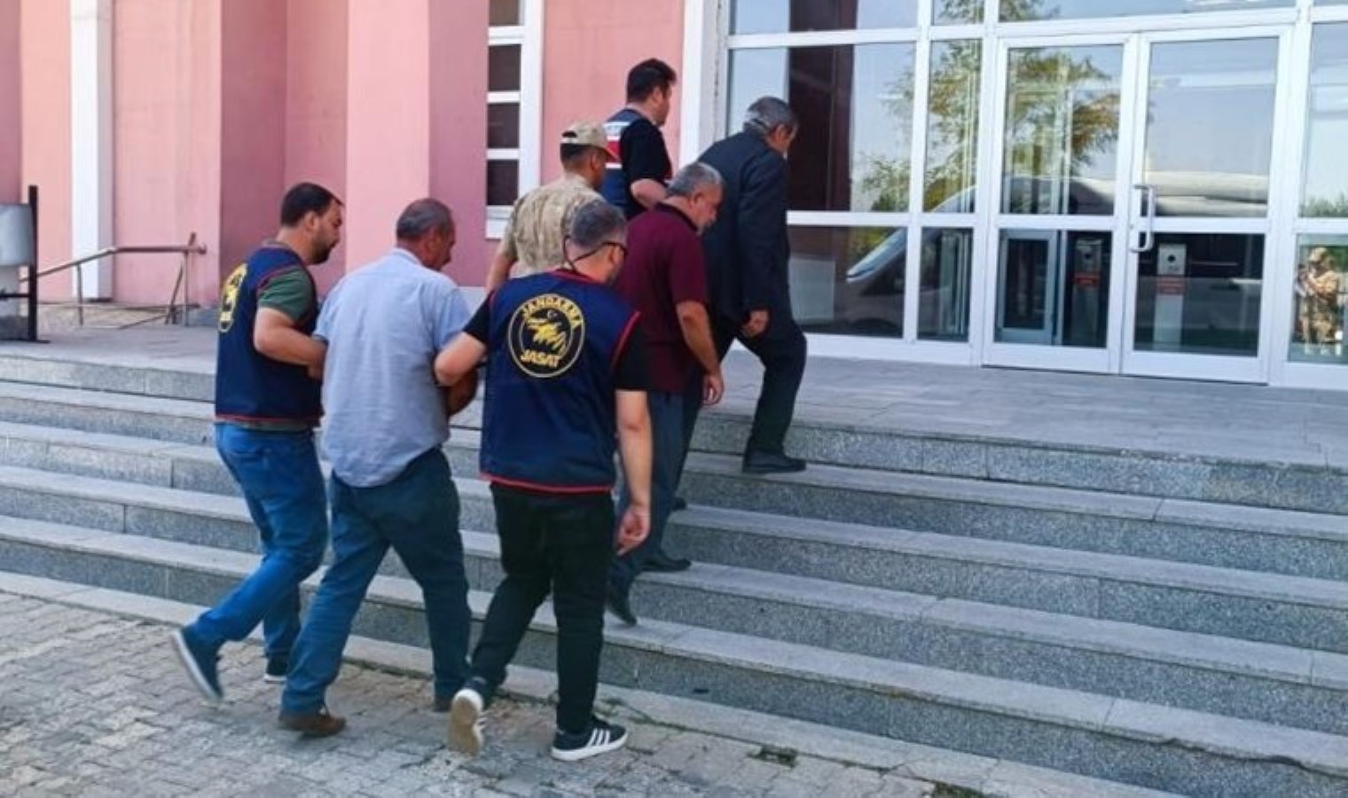 Ağrı’da firari şahıslar yakalandı