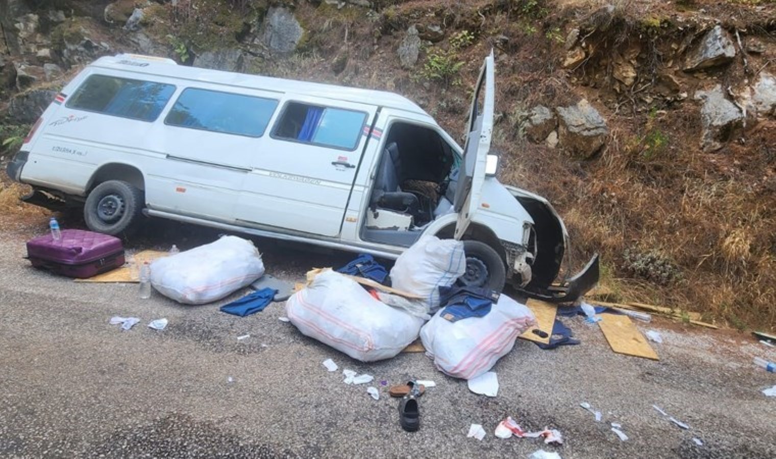Alanya’da freni boşalan minibüs kayaya çarpıp devrildi: 3’ü çocuk 6 yaralı